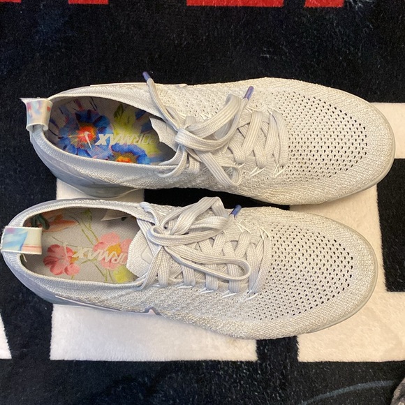 Nike Air Vapormax Flyknit 2 size 9 light gray barely worn - Picture 3 of 5